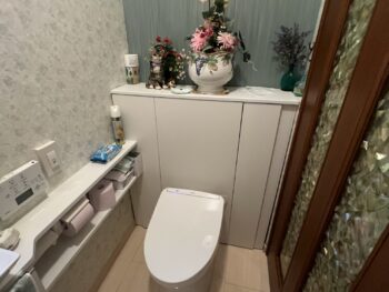 植物と猫を愛するご夫婦へ。「好き」に包まれるふたつのトイレ